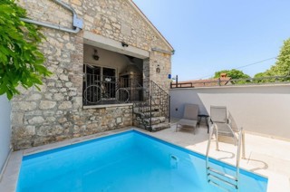 Poreč, okolica, Obnovljena hiša na koncu niza z bazenom