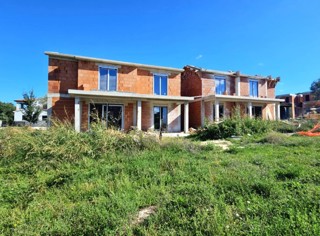 Naprodaj moderna dvojček hiša – novogradnja, 5 km od Poreča in morja.