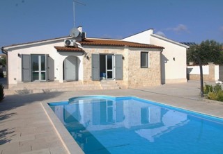 Prodaja – Mediteranska enodružinska hiša z bazenom in letno kuhinjo, v bližini Poreča