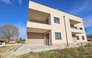 Poreč, 8 km- stanovanje v pritličju 76 m2 i vrt ca 200 m2