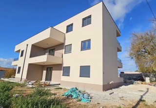 Poreč, 8 km- stanovanje v pritličju 72 m2 i vrt ca 200 m2