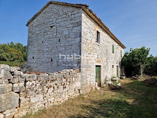 Poreč okolica - Prekrasna stara kamena kuća z veliko okućnico, mirna lokacija