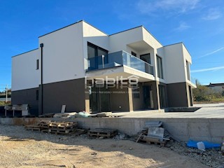 Luksuzno stanovanje z jacuzzijem v Poreču (96 m2), pogled na morje