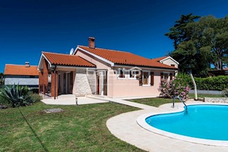 Poreč 10 km - Lepa hiša z bazenom, mirna lokacija