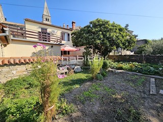 Buje - Hiša, gostinski lokal, garaža in dvorišče, POGLED NA MORJE