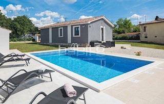 Poreč 17 km - Novogradnja, hiša z bazenom, izjemno mirna lokacija