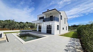 Poreč okolica - Prekrasna hiša na robu naselja s pogledom na morje