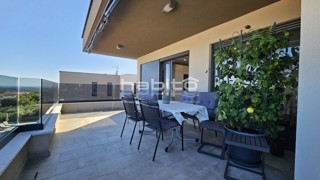 Luksuzni Penthouse s Panoramskim Pogledom na Morje v Okolici Poreča