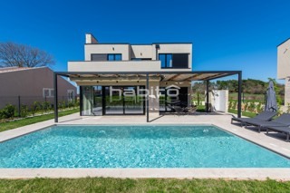 Krnica - Luksuzna Vila z Bazenom na Mirni Lokaciji Blizu Morja