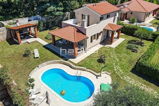 Poreč 10 km - Lepa hiša z bazenom, mirna lokacija