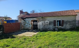 Kamnita hiša s projektom za vilo z bazenom – 250m od centra, 10km od morja