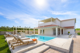 Izjemno ekonomična, pametna in prostorna vila na robu mesta z bogatimi ugodnostmi in vrhunskim pohištvom