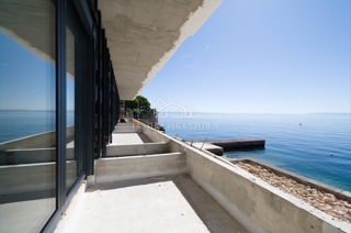 Pametna stavba in stanovanje po ugodni ceni na sanjski lokaciji, 1. vrsta do morja