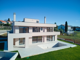 Moderna udobna vila s strešno teraso, kakovostno opremo in edinstvenim razgledom