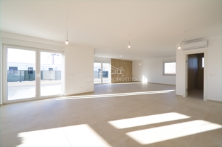 Penthouse z dvema velikima terasama, dvigalom v stanovanju in pogledom na morje