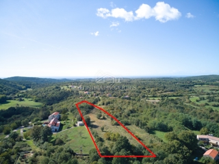 Ugodno zemljišče za gradnjo več hiš v bližini čudovitega Grožnjana in mirne pokrajine