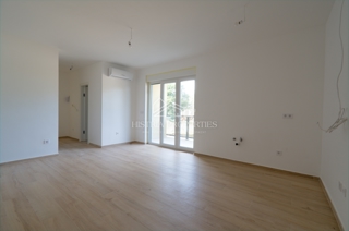 Udobno družinsko stanovanje z dvema terasama in vrtom v novi stavbi v bližini Poreča