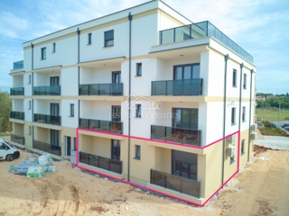 Udobno družinsko stanovanje z dvema terasama in vrtom v novi stavbi v bližini Poreča