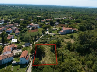 Zemljišče z gradbenim dovoljenjem v mirni istrski vasi, pripravljeno za gradnjo