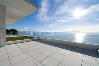 Sanjska terasa v prostornem luksuznem apartmaju z zasebnim dostopom do plaže