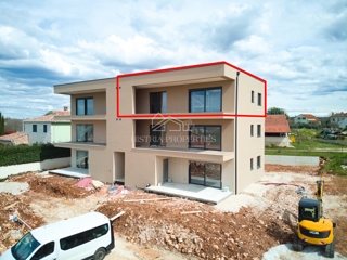 Kakovostna novogradnja s pogledom na morje in veliko teraso na mirni lokaciji