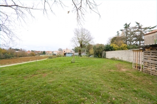 Gradbeno zemljišče v središču mesta, primerno za gradnjo vile z bazenom