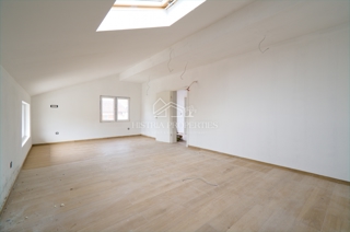 Lokacija v hoje oddaljenosti od plaže in prenovljeno stanovanje s pogledom na morje