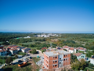 Prostorna in sončna terasa s panoramskim razgledom in moderno stanovanje v novogradnji v bližini Poreča