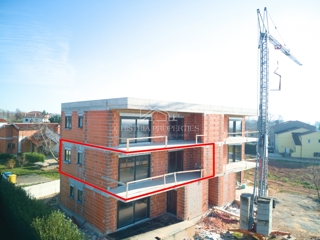 Prostorna in sončna terasa s panoramskim razgledom in moderno stanovanje v novogradnji v bližini Poreča