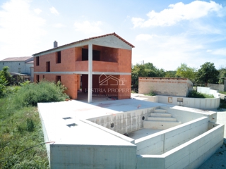 Izjemno privlačna hiša s prelivnim bazenom za vse ljubitelje osrednje Istre