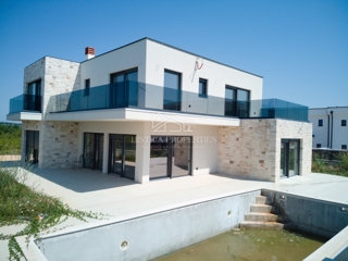 Moderna prostorna hiša z bazenom in budilko s pogledom na morje