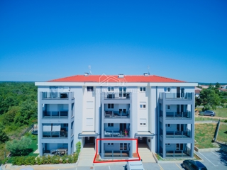 Družinsko stanovanje v novogradnji z dvoriščem 6 km od Poreča