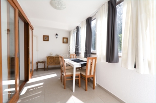 Znano turistično letovišče in prenovljeno stanovanje s teraso 300 m od morja