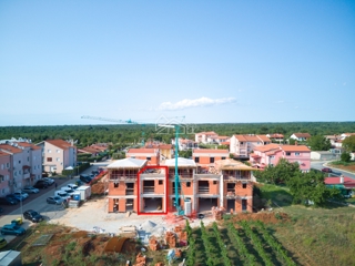 Nova vrstna hiša s tradicionalnimi elementi v bližini mesta Poreč