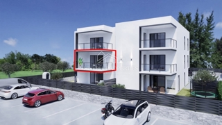 Plaža v hoje oddaljenosti in stanovanje s teraso na privlačni lokaciji