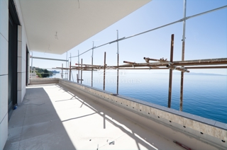 Fantastično stanovanje v 1. vrsti do morja v kakovostni novogradnji z neprecenljivim razgledom