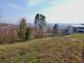 Zemljišče s pogledom na mesto Zagreb in plačanim komunalnim prispevkom