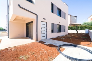 Privlačno naselje z novim stanovanjem z dvoriščem v bližini plaže