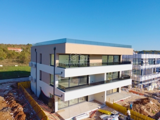 Prostorno vrhunsko penthouse stanovanje s strešno teraso na iskani lokaciji