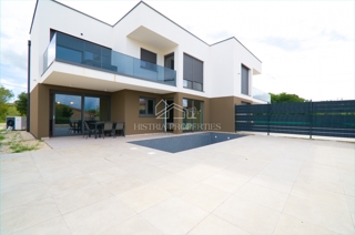 Prostoren apartma z bazenom, popolnoma opremljen, s pogledom na morje