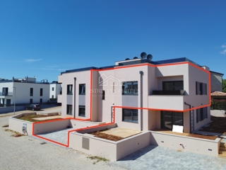 Moderno stanovanje v ločeni enoti s strešno teraso, zasebnim ločenim vhodom in kletjo