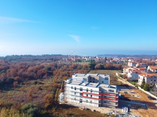 Apartma s teraso v novi stavbi na atraktivni lokaciji 900m od plaže