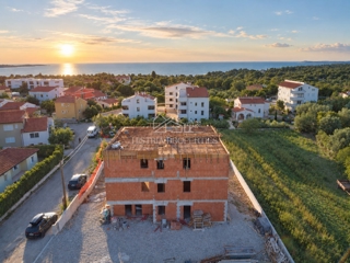 Lokacija ob morju in stanovanje z razgledom v kakovostni novogradnji 800 m od plaže