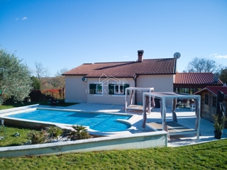 Idilična lokacija za popolne počitnice z ogrevanim bazenom in popolnoma opremljeno hišo na prostorni parceli