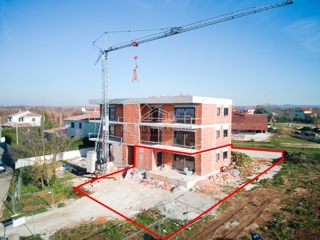 Prostoren 400m2 vrt in kakovostno stanovanje v novogradnji s čudovitim razgledom