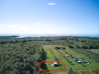 Vikend parcela na sončni lokaciji nedaleč od morja