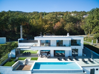 Edinstvena luksuzna vila z razgledom na celoten Kvarnerski zaliv, ki bo pritegnila vašo pozornost v bližini Opatije