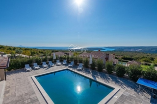 Čudovit panoramski razgled na Raški zaliv in hiša za najem z dvema opremljenima apartmajema