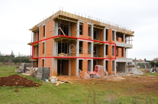 Udobno stanovanje s 3 spalnicami, opremljeno kuhinjo in 2 terasama