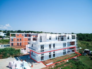 Apartma z dvoriščem na odlični lokaciji 900m od morja